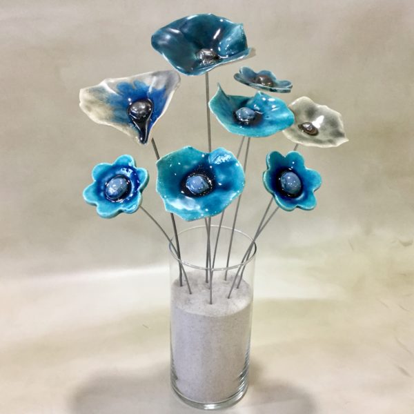 Bouquet de 8 coquelicots et fleurs dans des mélanges Bleus et Gris Hauteur 35 cm – Image 3