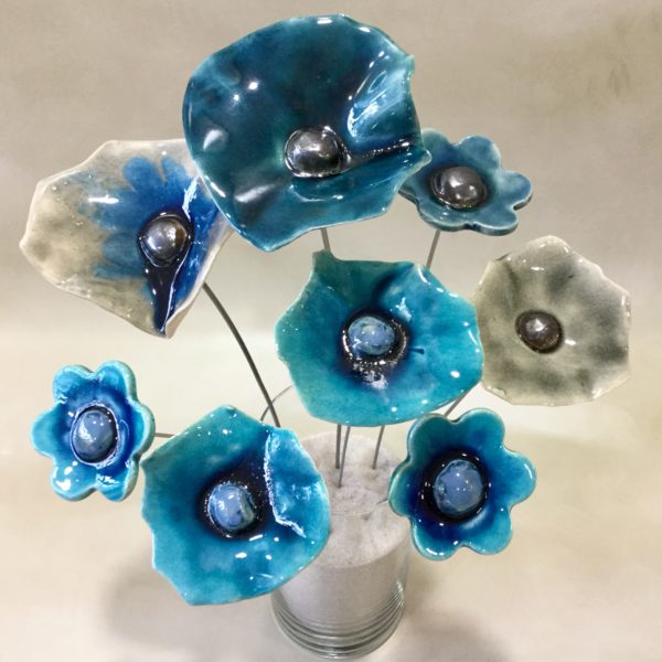 Bouquet coquelicots et fleurs bleus et gris