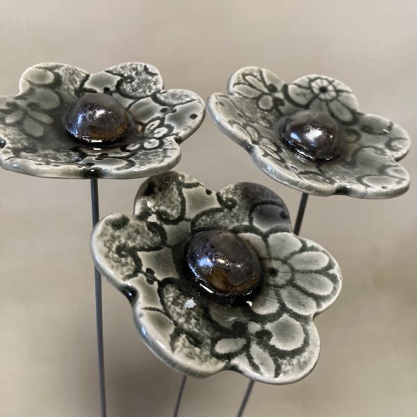 Fleur grise Impression Dentelle cœur Métal – Image 3