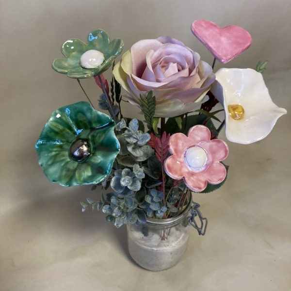 Bouquet composé de 4 fleurs et un cœur en céramique, une rose en tissu et des fleurs séchées – Image 3