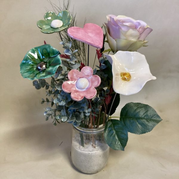 Bouquet composé de 4 fleurs et un cœur en céramique, une rose en tissu et des fleurs séchées