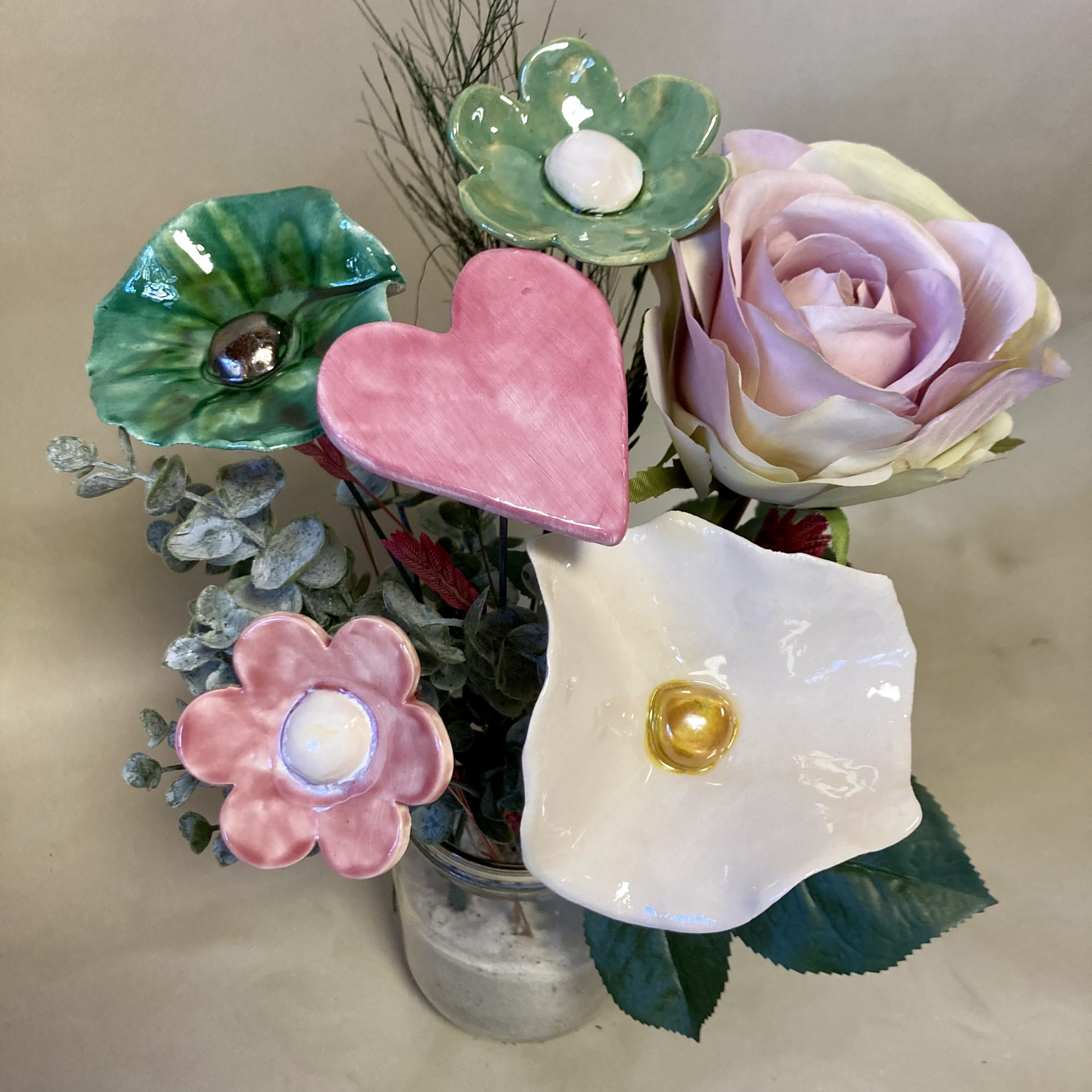 Bouquet composé de 4 fleurs et un cœur en céramique, une rose en tissu et  des fleurs séchées | Fleurs en céramique