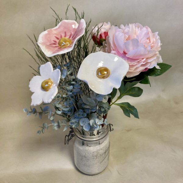 Bouquet composé de 3 fleurs en céramique, une pivoine en tissu et des végétaux stabilisés Hauteur 40 cm
