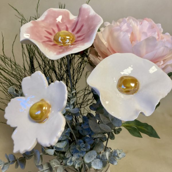 Bouquet composé de 3 fleurs en céramique, une pivoine en tissu et des végétaux stabilisés Hauteur 40 cm – Image 2