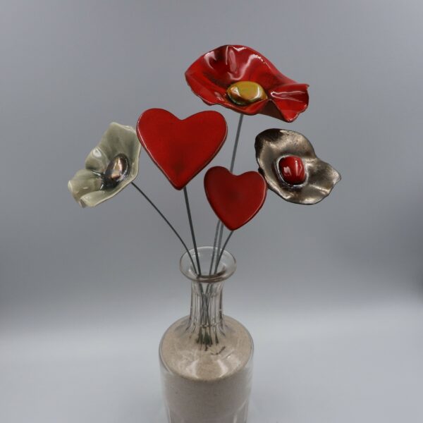Bouquet de 3 Coquelicots Rouge, Gris et Métal et 2 cœurs Rouge Hauteur 30 cm