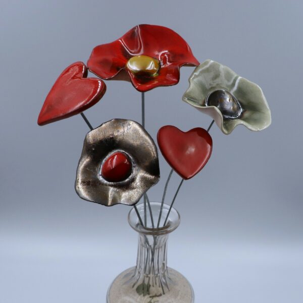 Bouquet de 3 Coquelicots Rouge, Gris et Métal et 2 cœurs Rouge Hauteur 30 cm – Image 2
