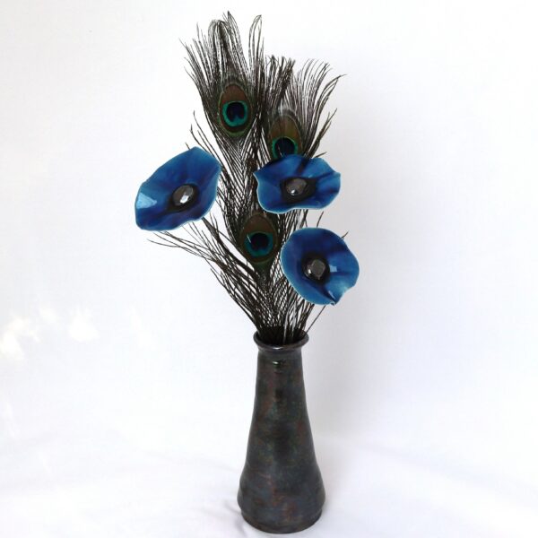 Bouquet 3 Coquelicots Bleu Nuit et 3 Plumes de Paon Hauteur 40 cm – Image 2