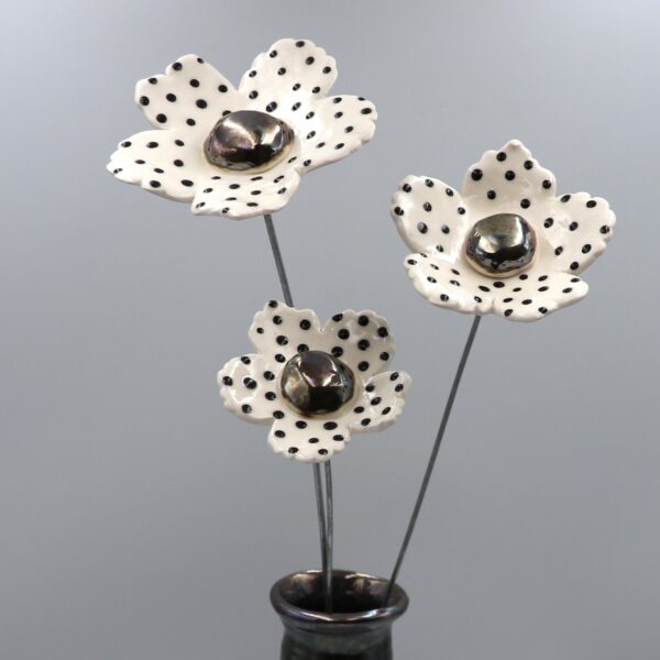 Fleur Sauvage Blanche à pois noir cœur métal – Image 2