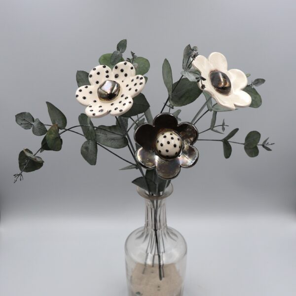 Fleur Blanche à pois noir cœur métal – Image 3