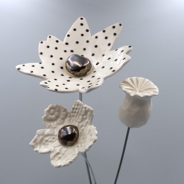Fleur Cosmos Blanche à pois noir cœur Métal – Image 2