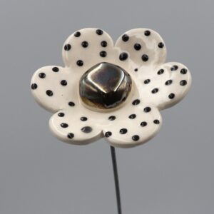 Fleur Blanche à pois noir cœur métal