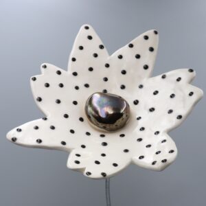 Fleur Cosmos Blanche à pois noir cœur Métal