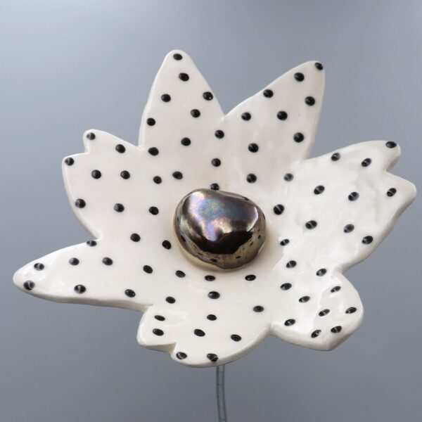 Fleur Cosmos Blanche à pois noir cœur Métal