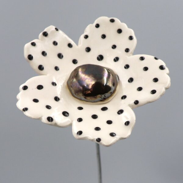 Fleur Sauvage Blanche à pois noir cœur métal