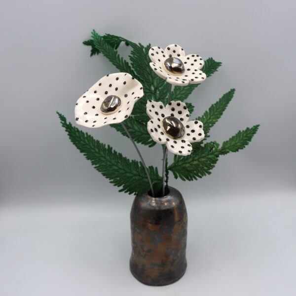 Fleur Blanche à pois noir cœur métal – Image 4