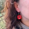 Boucles d'Oreilles coquelicot rouge cœur métal – Image 2