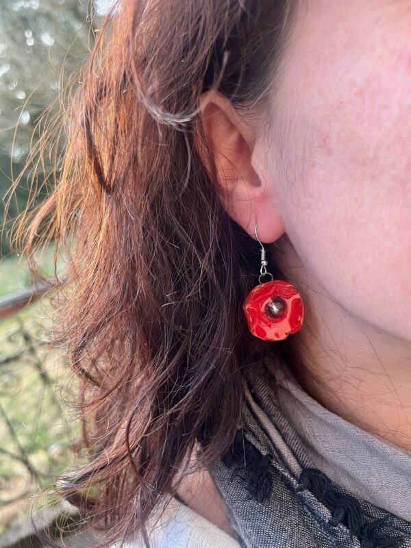 Boucles d'Oreilles coquelicot rouge cœur métal – Image 2
