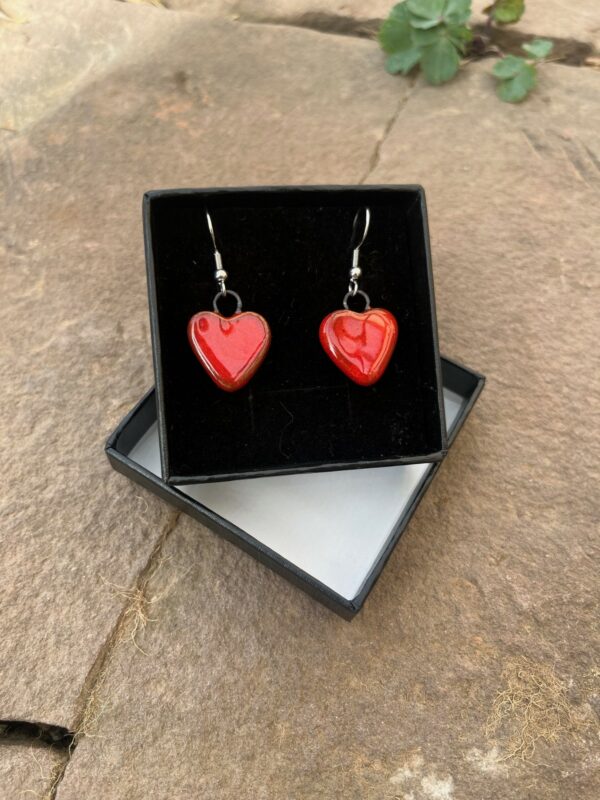 Boucles d'Oreilles mini Cœurs Rouge – Image 4