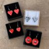 Boucles d'Oreilles coquelicot rouge cœur métal – Image 4