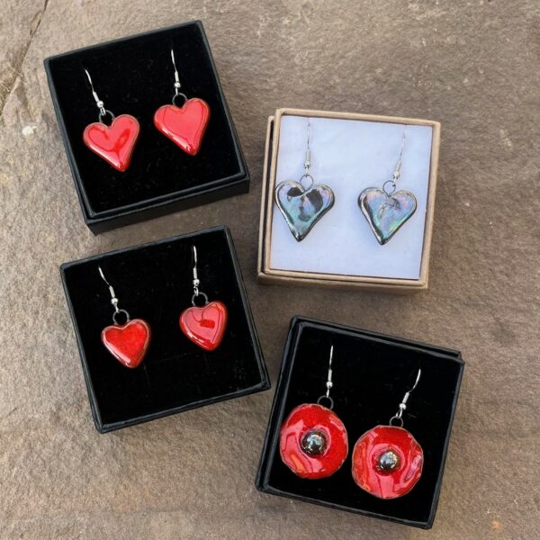 Boucles d'Oreilles mini Cœurs Rouge – Image 2