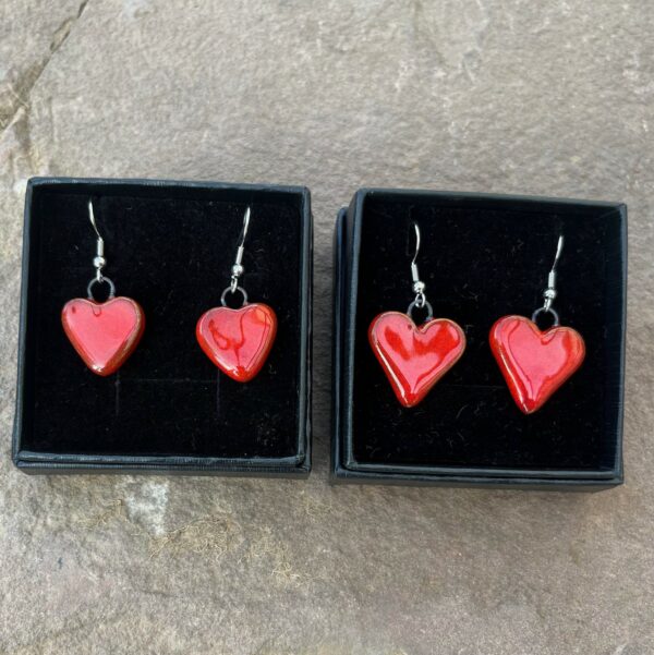 Boucles d'Oreilles mini Cœurs Rouge – Image 3