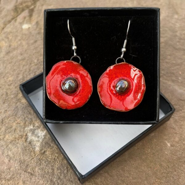 Boucles d'Oreilles coquelicot rouge cœur métal – Image 5