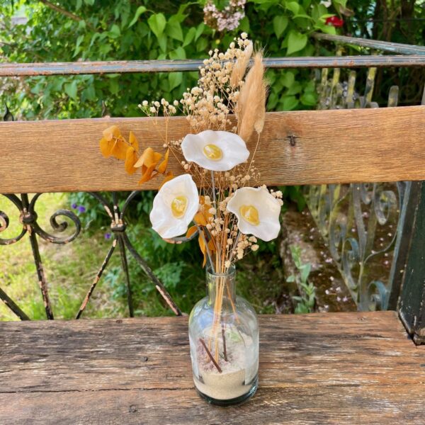 Bouquet de 3 petits Coquelicots Blanc cœur doré avec feuillage Hauteur 30 cm – Image 3