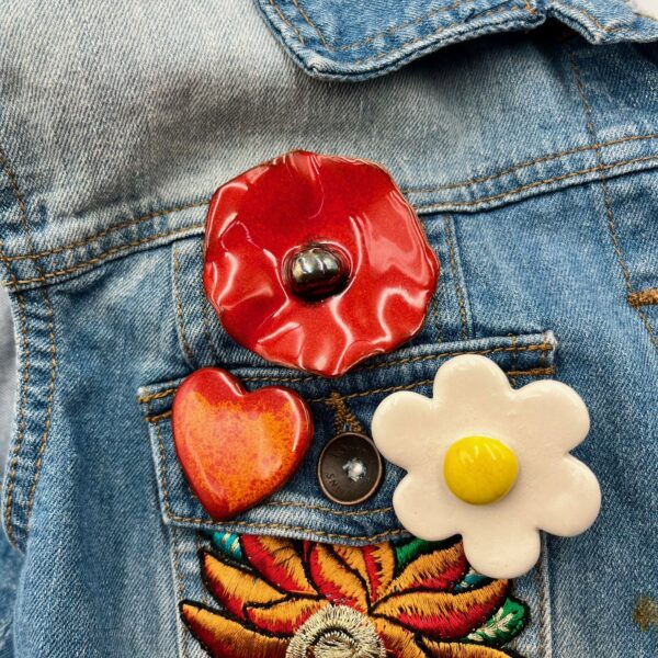 Broche Coquelicot cœur métallisé – Image 2