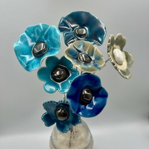 Bouquet de 7 Coquelicots et fleurs Bleus et Gris Hauteur 35 cm – Image 3