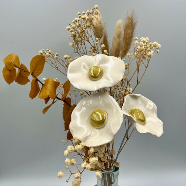 Bouquet de 3 petits Coquelicots Blanc cœur doré avec feuillage Hauteur 30 cm – Image 2