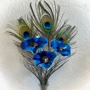 Bouquet 3 Coquelicots Bleu Nuit et 3 Plumes de Paon Hauteur 40 cm