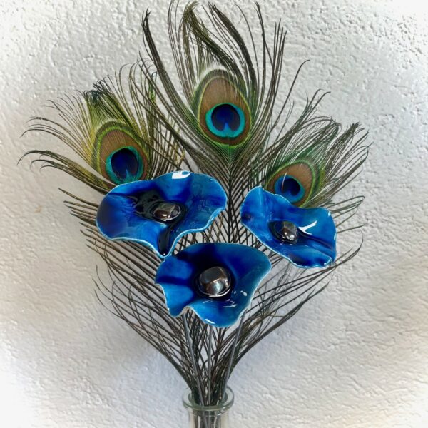 Bouquet 3 Coquelicots Bleu Nuit et 3 Plumes de Paon Hauteur 40 cm