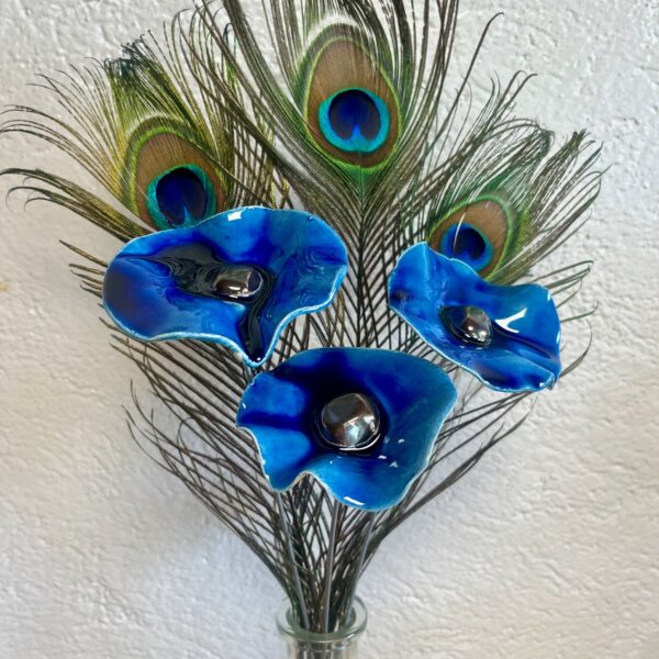 Bouquet 3 Coquelicots Bleu Nuit et 3 Plumes de Paon Hauteur 40 cm – Image 4