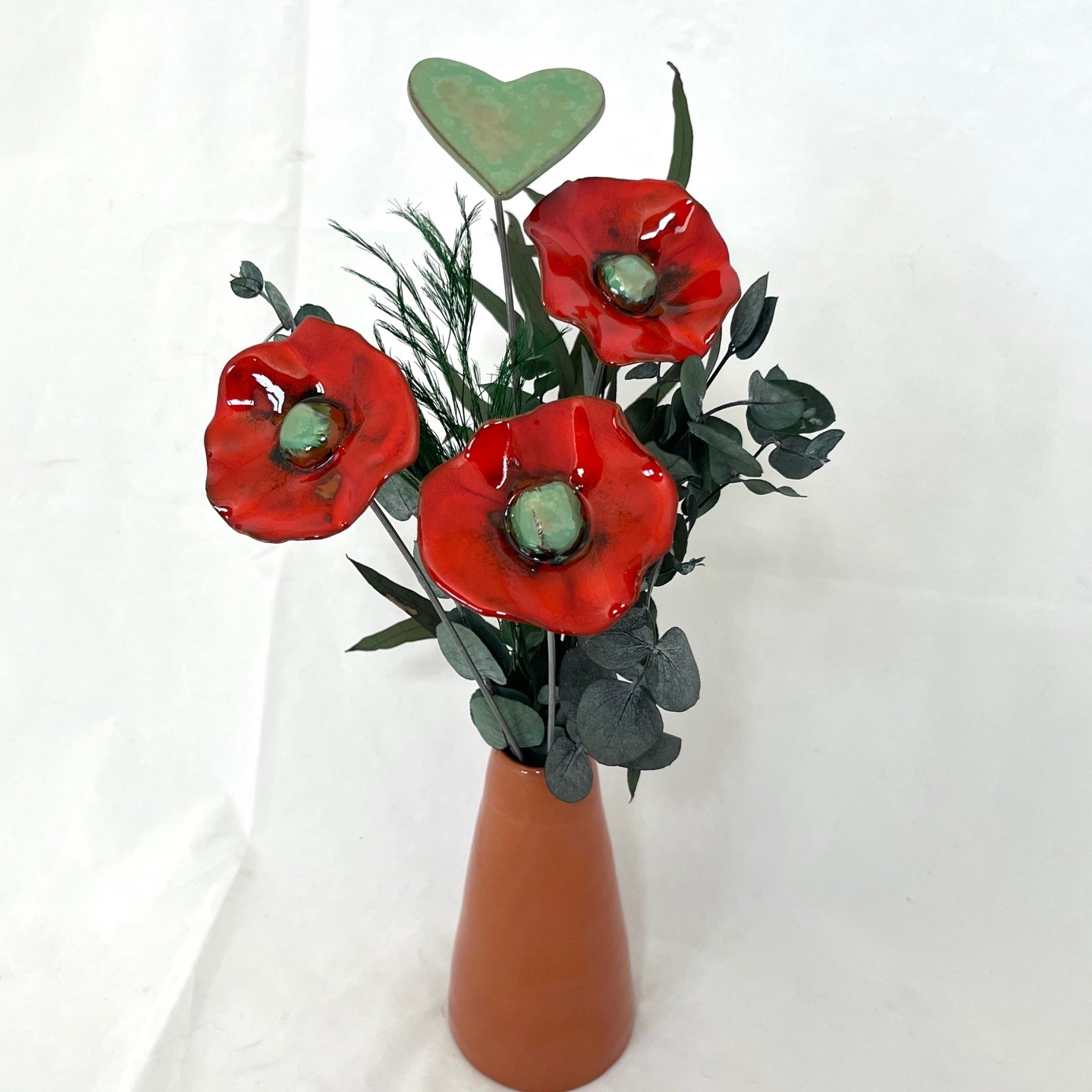 Bouquet de 3 petits Coquelicots rouge et 1 cœur vert lustré avec feuillage Hauteur 30 cm – Image 2