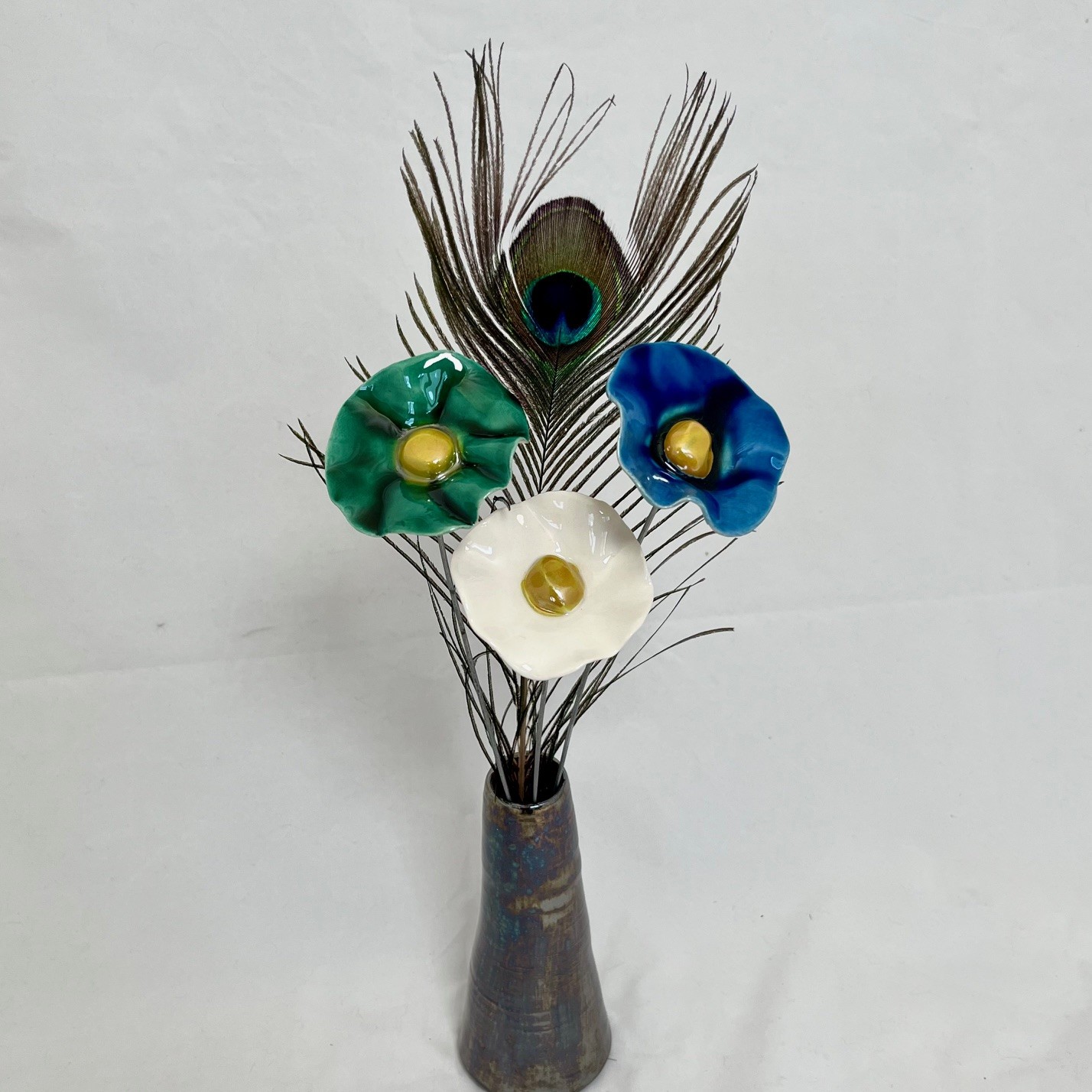3 coquelicots vert émeraude, bleu nuit, blanc et plume de paon Hauteur 35 cm – Image 2