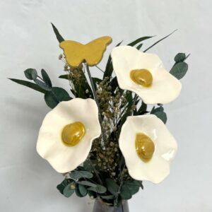 Bouquet de 3 petits Coquelicots blancs et jaune doré et 1 papillon avec feuillage Hauteur 30 cm