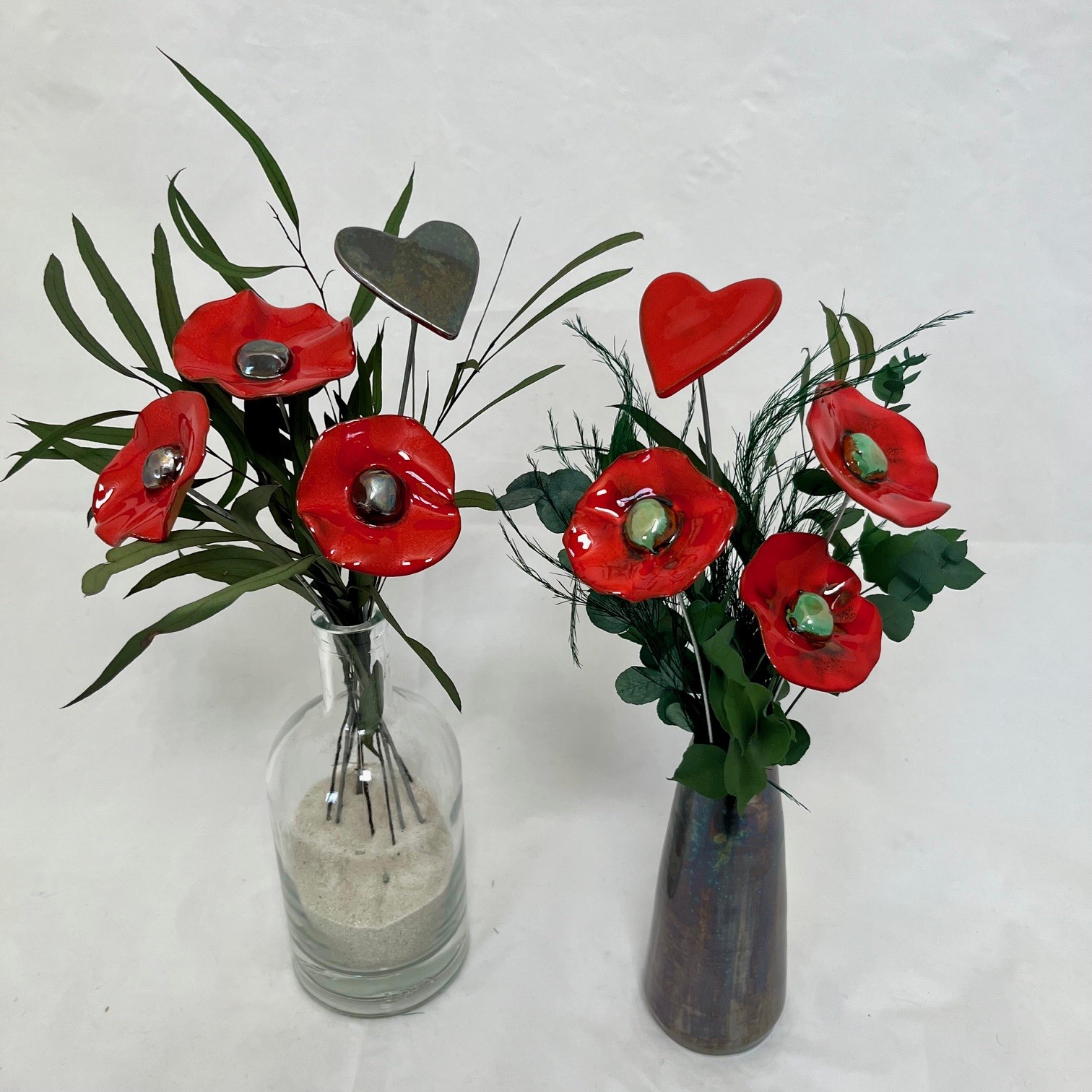 Bouquet de 3 petits Coquelicots rouges et 1 cœur métallisé avec feuillage Hauteur 30 cm – Image 5
