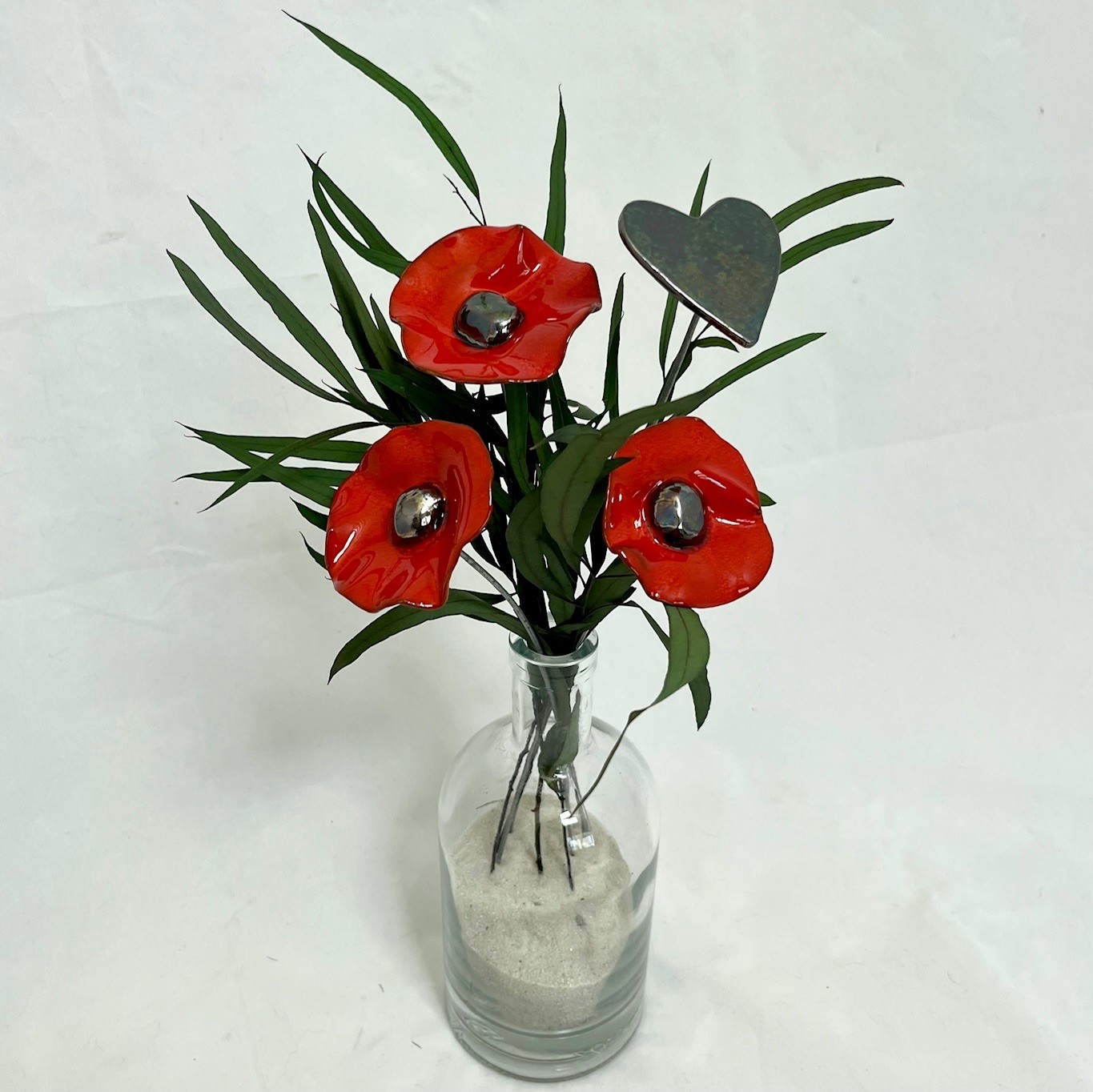 Bouquet de 3 petits Coquelicots rouges et 1 cœur métallisé avec feuillage Hauteur 30 cm – Image 3