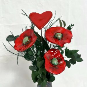 Bouquet de 3 petits Coquelicots et 1 cœur rouge avec feuillage Hauteur 30 cm