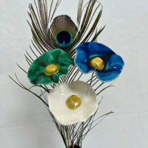 3 coquelicots vert émeraude, bleu nuit, blanc et plume de paon Hauteur 35 cm