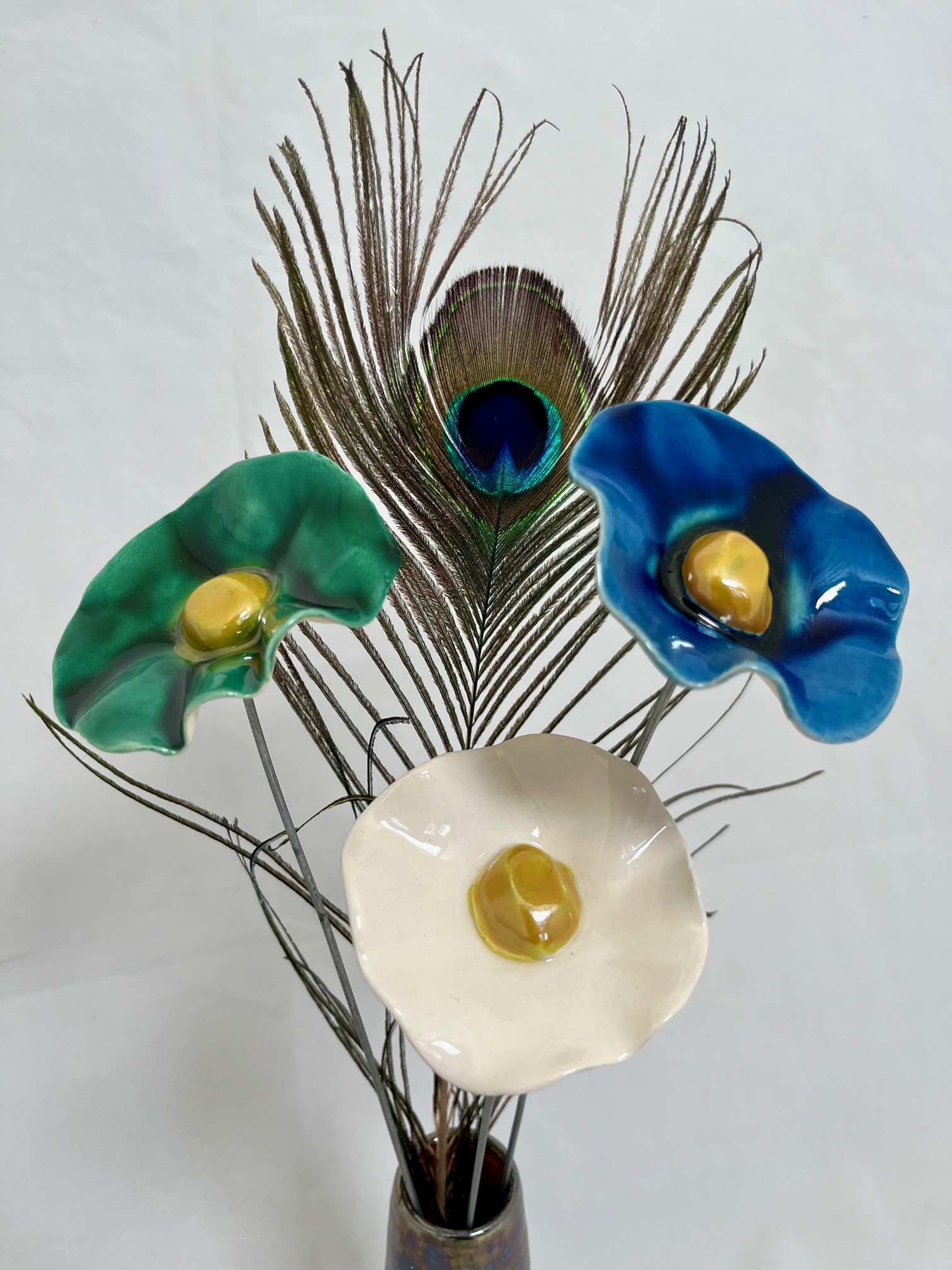 3 coquelicots vert émeraude, bleu nuit, blanc et plume de paon Hauteur 35 cm – Image 4