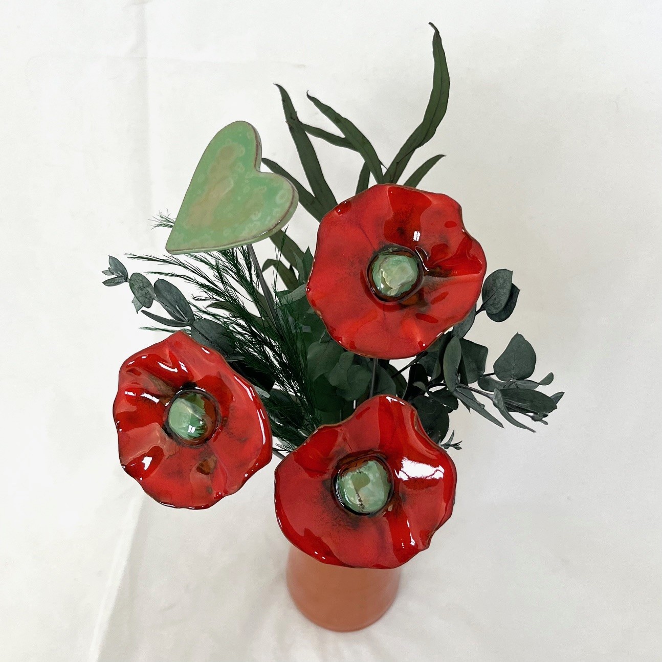 Bouquet de 3 petits Coquelicots rouge et 1 cœur vert lustré avec feuillage Hauteur 30 cm – Image 3