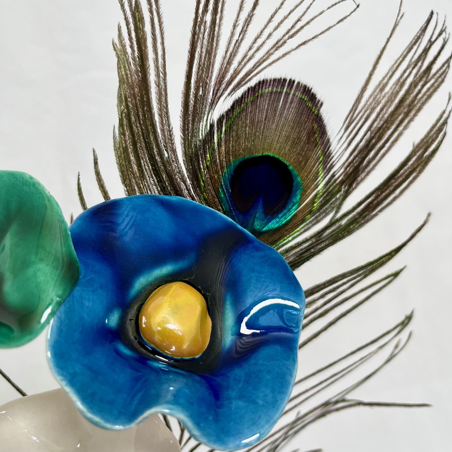 3 coquelicots vert émeraude, bleu nuit, blanc et plume de paon Hauteur 35 cm – Image 5