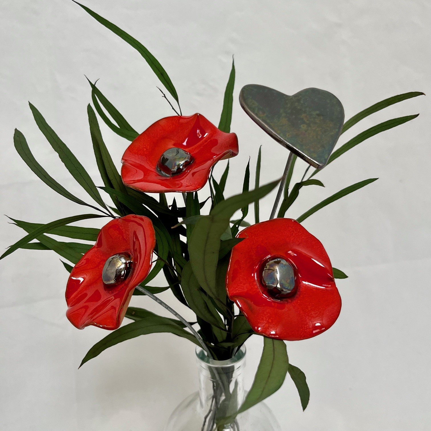 Bouquet de 3 petits Coquelicots rouges et 1 cœur métallisé avec feuillage Hauteur 30 cm