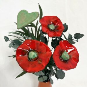 Bouquet de 3 petits Coquelicots rouge et 1 cœur vert lustré avec feuillage Hauteur 30 cm