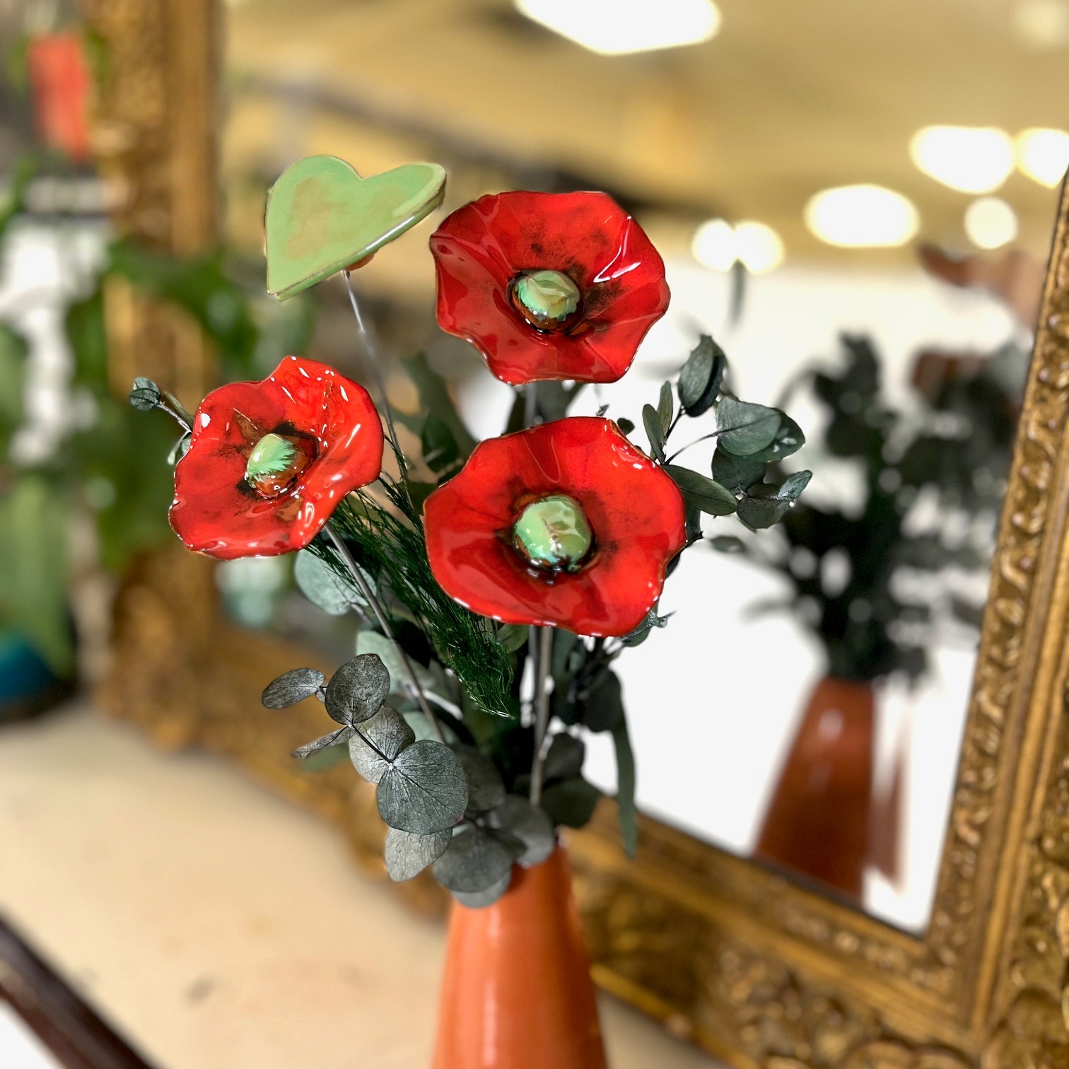 Bouquet de 3 petits Coquelicots rouge et 1 cœur vert lustré avec feuillage Hauteur 30 cm – Image 4