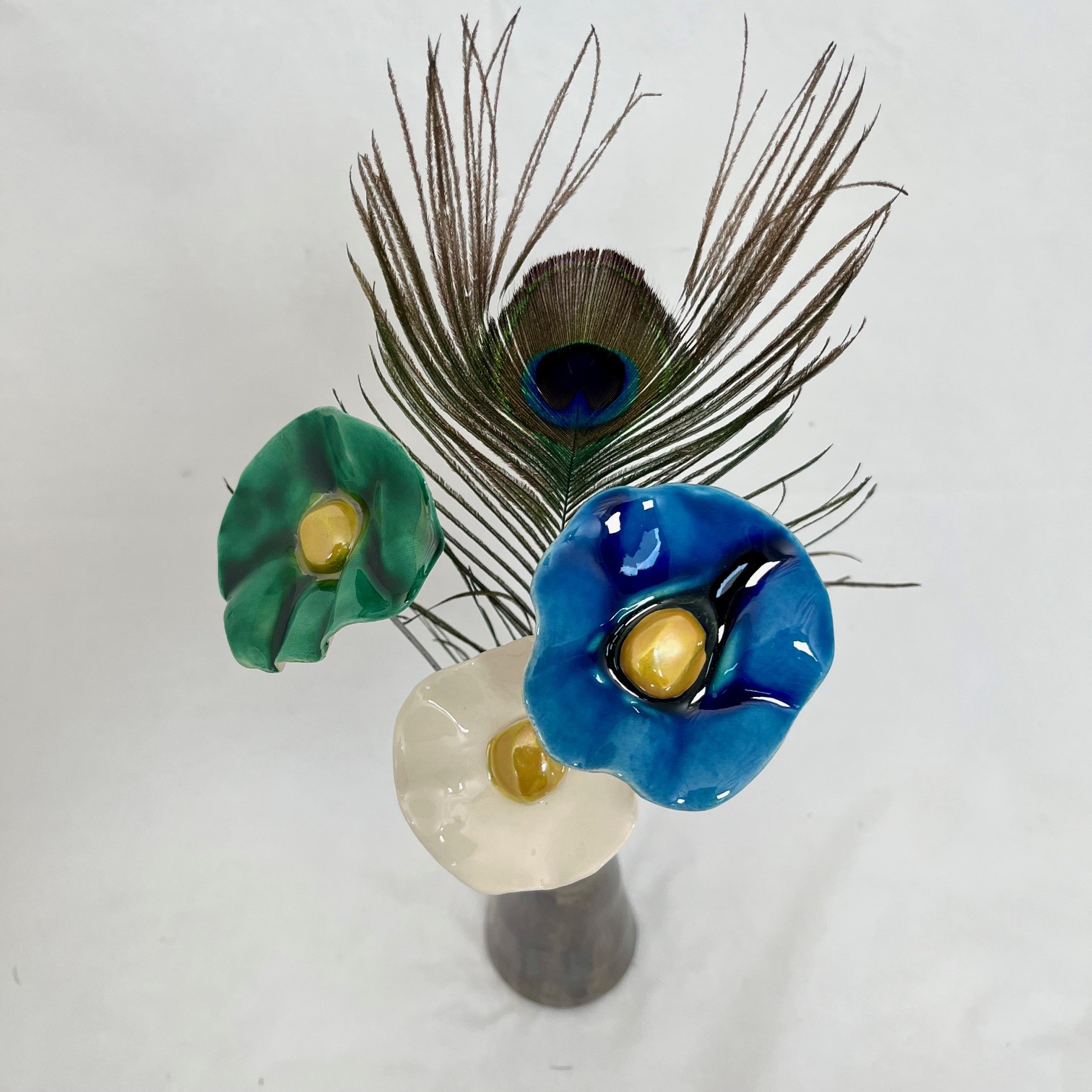 3 coquelicots vert émeraude, bleu nuit, blanc et plume de paon Hauteur 35 cm – Image 3