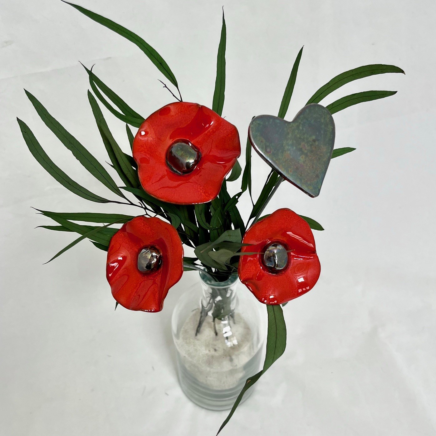 Bouquet de 3 petits Coquelicots rouges et 1 cœur métallisé avec feuillage Hauteur 30 cm – Image 4