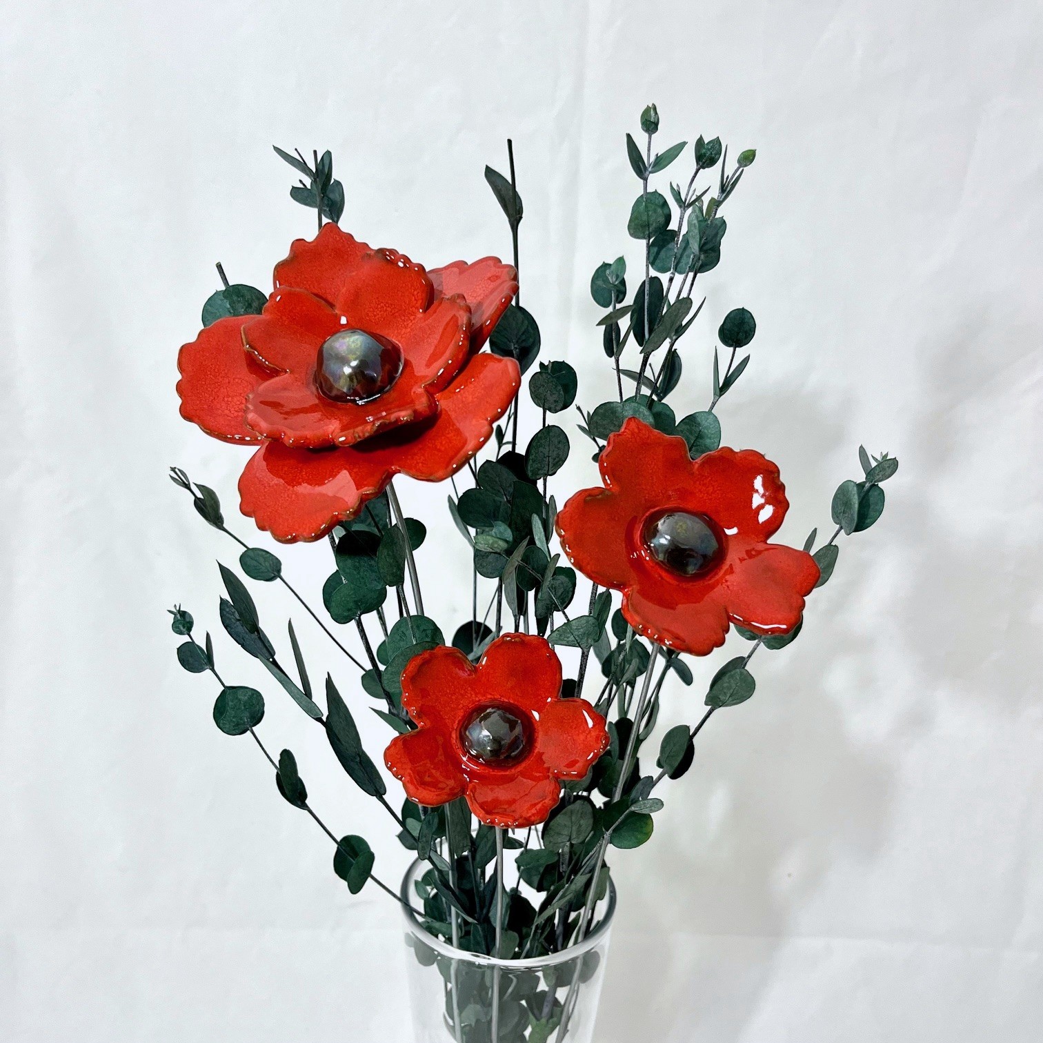 Bouquet 3 Fleurs Sauvages Rouges avec Feuillage Hauteur 50 cm – Image 3