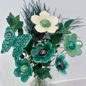 Bouquet de 5 Fleurs et 1 papillon Vert Emeraude Hauteur 40 cm